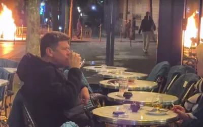 Pasangan Viral Enjoy Minum Minum Di Paris Saat Kericuhan Terjadi Reuters 1792468515819 169 1