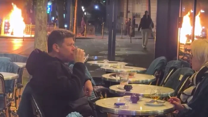 Pasangan Viral Enjoy Minum Minum Di Paris Saat Kericuhan Terjadi Reuters 1792468515819 169 1